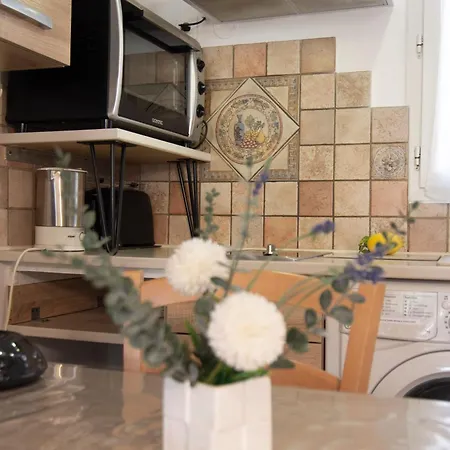 Maisonnette Tres Appreciee Entre Et Nature Climatisee Avec Cuisine Terrasse Parking *
